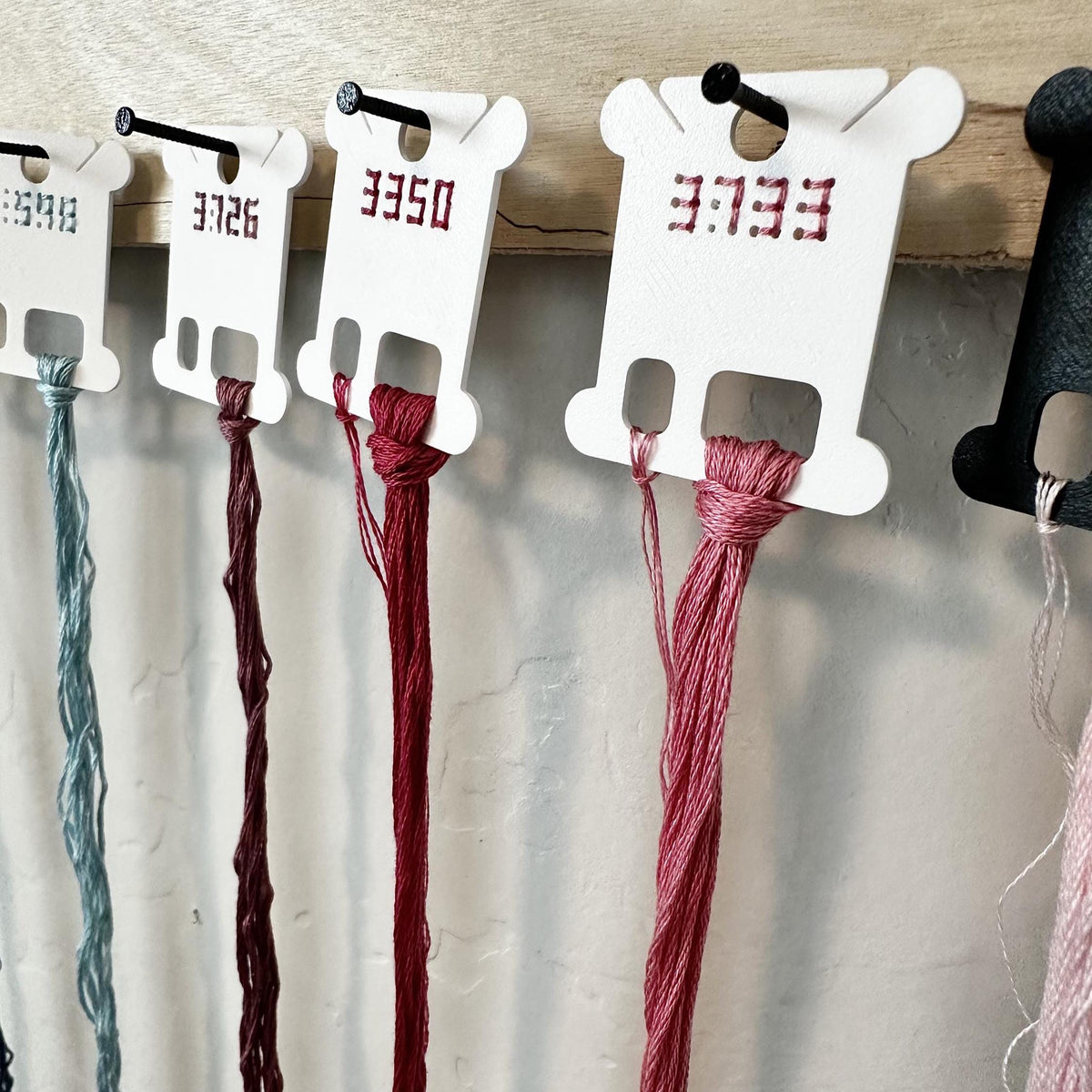 Stitchable Embroidery Floss Drop – 3D Printed Thread Organizer for Cross Stitch